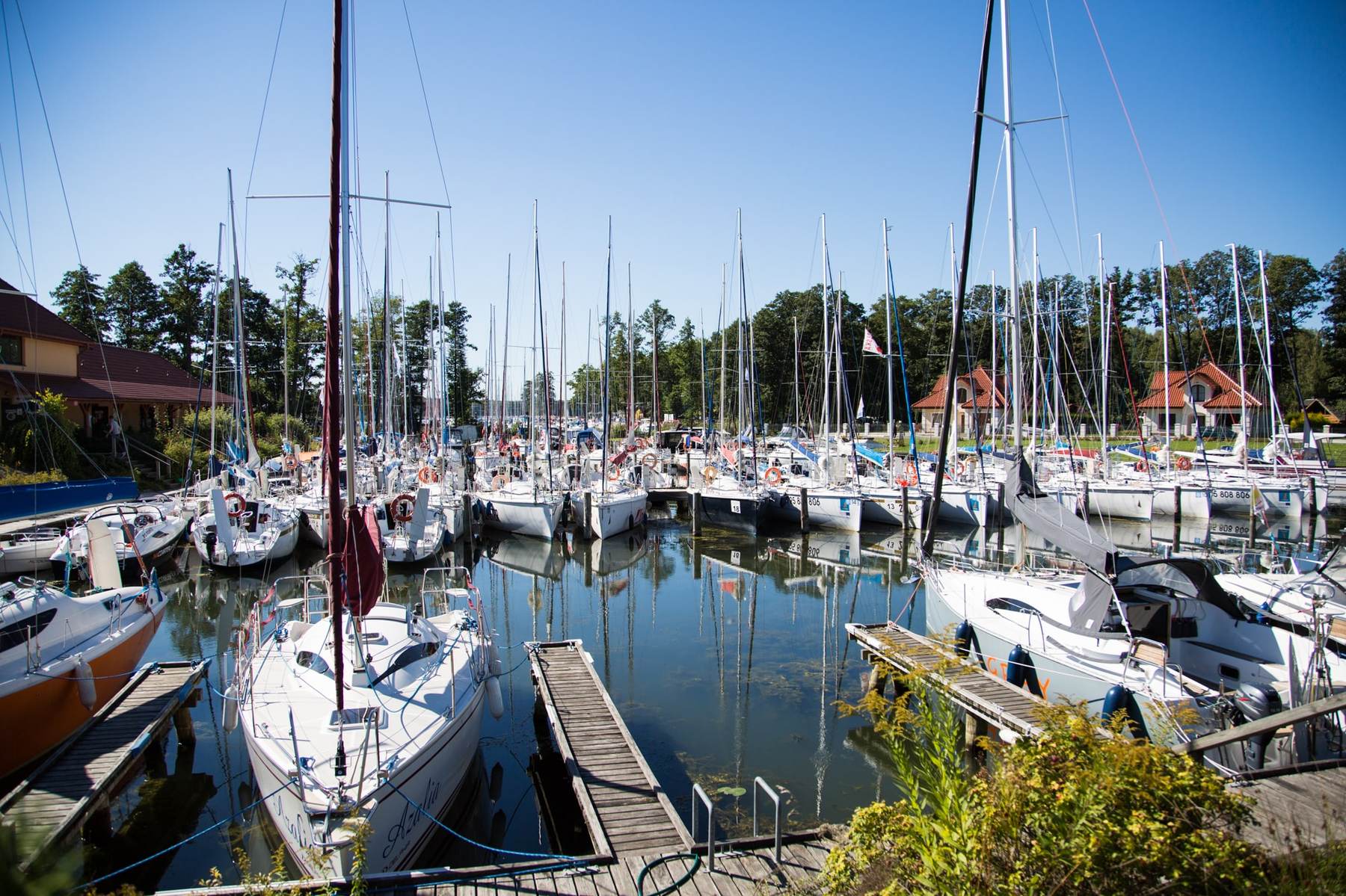 Basen portowy Mariny Port Royal pełen jachtów, w tle zabudowania portu