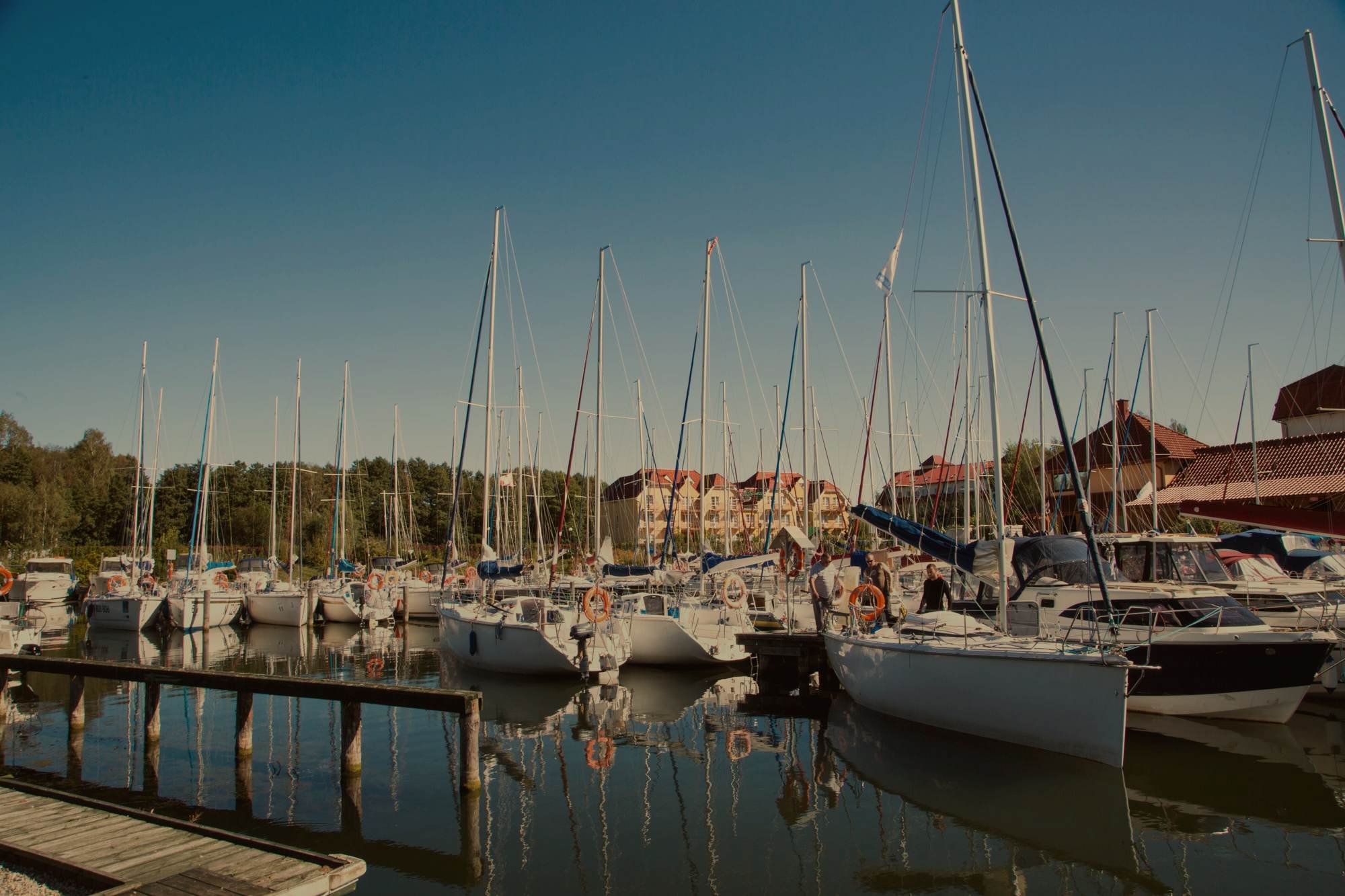 Jachty przy kejach Mariny Port Royal, maszty na tle nieba nad Kisajnem